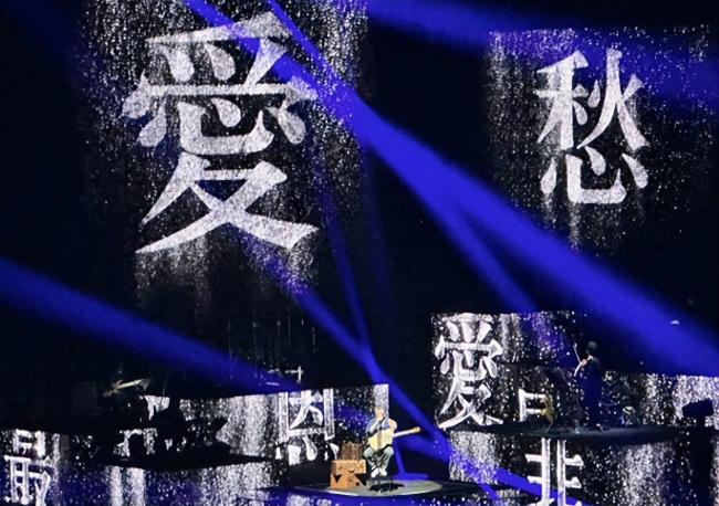 高圆圆去看李宗盛演唱会 坐地铁低调出行对镜甜笑