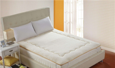 ​床单底下铺的喊什么 床褥（床单底下铺床褥有什么用处）