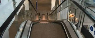 ​坐电动直梯应靠哪边站（坐电动直梯应靠什么站立）