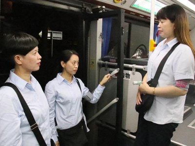 ​最后一趟车女列车员（三朵花绽放一条线）