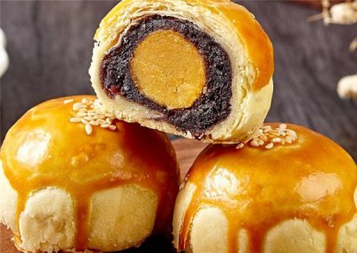 ​蛋黄酥不妨搁几天 现干现吃比拟佳（冰箱不妨搁十天）