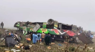 ​秘鲁一长途客车坠崖致20死33伤（哥斯达黎加多起车辆坠崖致9人死亡）