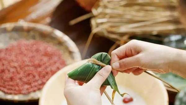 怎么包粽子好吃,第一次包粽子发朋友圈说说图1