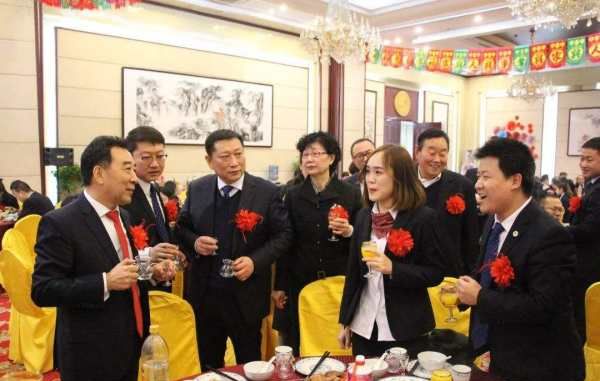 和领导吃饭祝酒词,在饭局上怎样说话最好图2