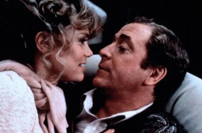 ​为了抢剧本，教授夫妻为学生设置死亡陷阱