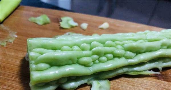 苦瓜用去皮,苦瓜用削皮么图1