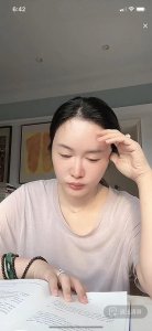 张纪中娇妻凌晨 6 点直播看书 戴钻戒翡翠被批作秀