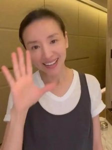 董洁分享母子有趣日常,14 岁顶顶高出妈妈半个头