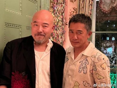 ​黄伟文晒与梁朝伟伦敦相聚照 两人 30 年后再聚引回忆杀