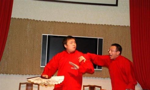 哑巴打手势打一成语:哑巴打手势