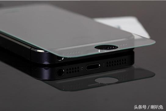 手机贴膜的步骤图解(教你三步免费贴膜法)(3)