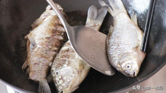 正宗煎鱼不粘锅的方法(煎鱼要记住这两点)(9)
