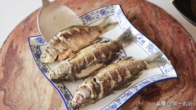 正宗煎鱼不粘锅的方法(煎鱼要记住这两点)(11)