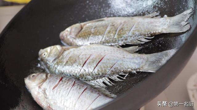 正宗煎鱼不粘锅的方法(煎鱼要记住这两点)(8)