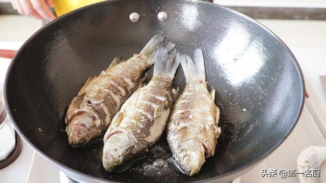 正宗煎鱼不粘锅的方法(煎鱼要记住这两点)(10)