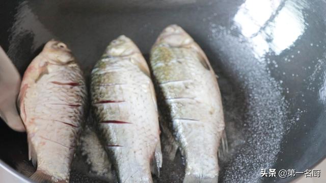 正宗煎鱼不粘锅的方法(煎鱼要记住这两点)(7)