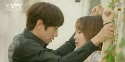 壁咚是强吻的意思吗,噼咚是什么意思,不明白?