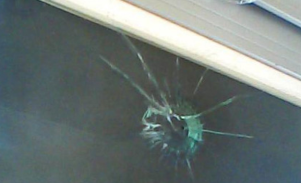补玻璃裂缝用什么胶水,阳台玻璃裂了一条缝怎么修复视频图3