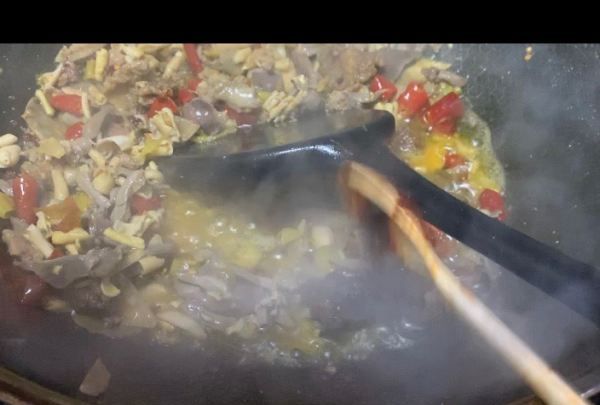 泡椒鸡杂怎么炒,四川泡椒鸡杂的做法图22