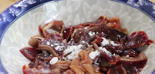 泡椒鸡杂怎么炒,四川泡椒鸡杂的做法图4