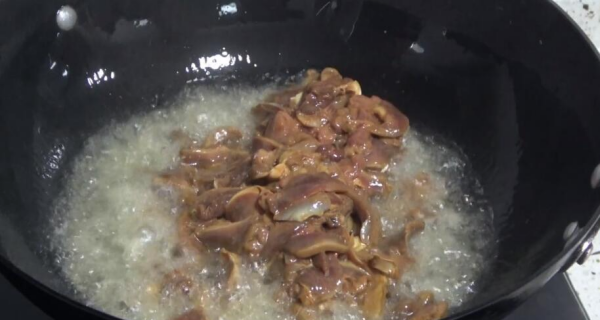 泡椒鸡杂怎么炒,四川泡椒鸡杂的做法图5