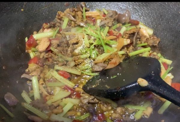 泡椒鸡杂怎么炒,四川泡椒鸡杂的做法图25