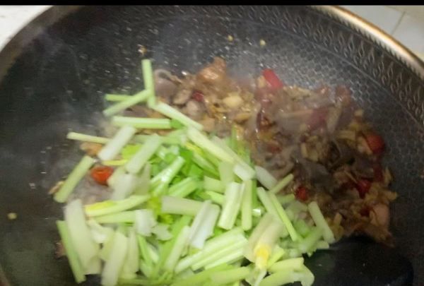 泡椒鸡杂怎么炒,四川泡椒鸡杂的做法图23