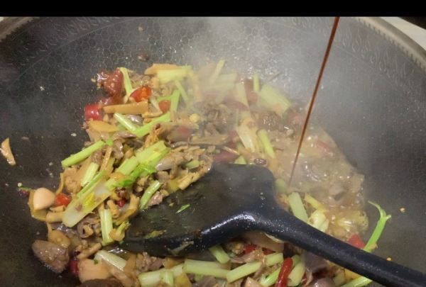 泡椒鸡杂怎么炒,四川泡椒鸡杂的做法图24