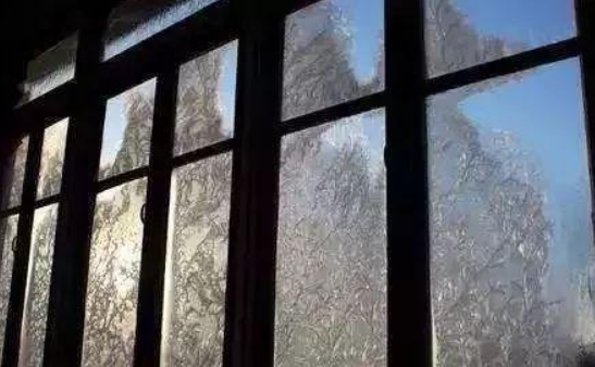 冬天窗户玻璃会冻裂,冬天窗户玻璃会冻裂吗图2