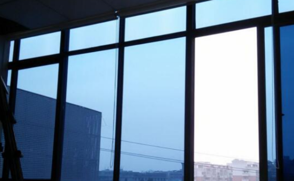 冬天窗户玻璃会冻裂,冬天窗户玻璃会冻裂吗图4