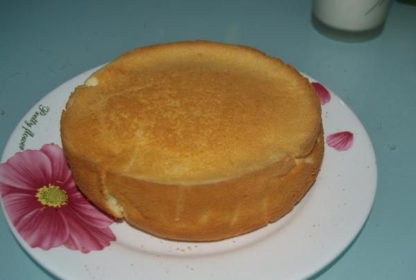 戚风蛋糕膨胀太高开裂原因,怎么烤戚风蛋糕不开裂图3