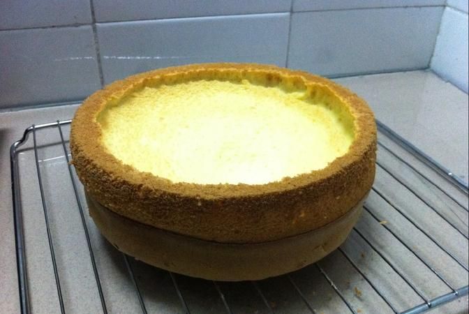 戚风蛋糕胚烤的过程中膨胀很高怎么回事