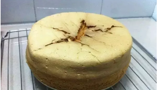 戚风蛋糕膨胀太高开裂原因,怎么烤戚风蛋糕不开裂图6