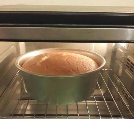 戚风蛋糕膨胀太高开裂原因,怎么烤戚风蛋糕不开裂图4