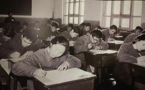 1977年恢复高考的背景