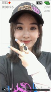 ​赵丽颖为张碧晨庆生化身迷妹 蹲地拍照证姐妹情深