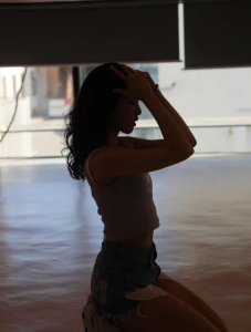 ​知名女歌手被前经纪公司起诉，要求赔偿 1500 万，法院判了！