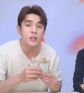 ​李佳琦风波后复播，网友刷屏买不起，本人表情难看