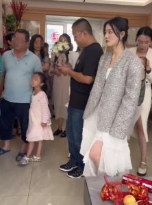 ​徐璐现身青岛参加好友婚礼，当伴娘捡捧花