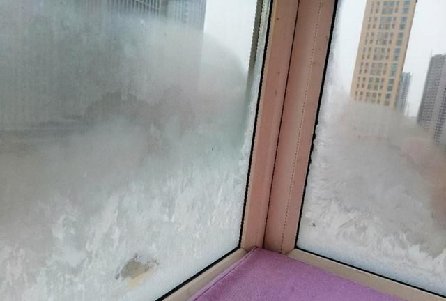 冬天开车的时候挡风玻璃上有寒气怎么处理好