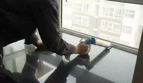 冬天窗户玻璃透寒气怎么办,冬天玻璃窗上水珠怎么办图5