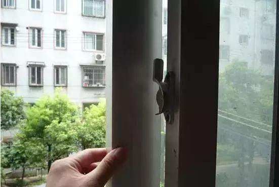 冬天窗户玻璃透寒气怎么办,冬天玻璃窗上水珠怎么办图7