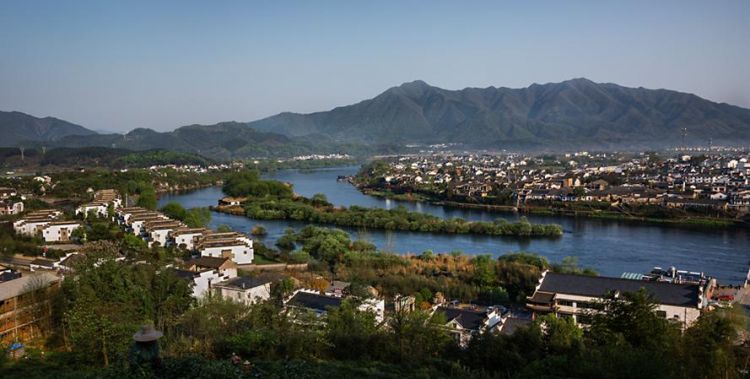 桃花潭水深千尺,不及汪伦送我情的桃花指哪里,有急用