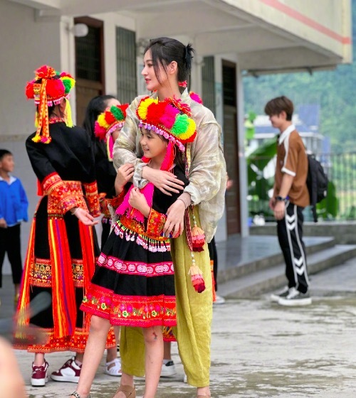 路人拍的张馨予又仙又美 《悠然的客栈》张馨予中式民俗风穿搭盘发生图好绝！