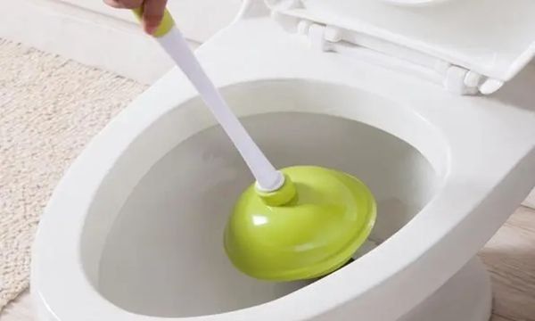 怎样疏通马桶下水道,马桶堵住了下水慢该怎么疏通最简单方法图3