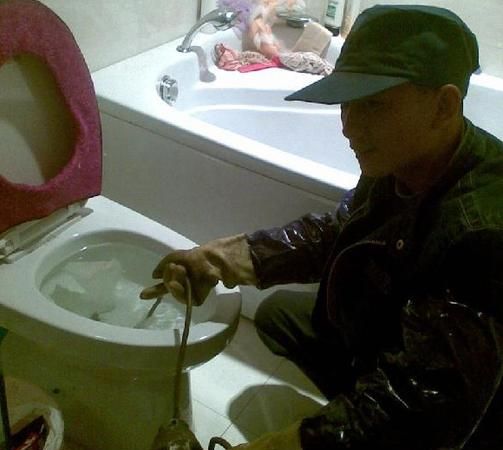 马桶堵住了该怎么疏通最简单方法马桶堵塞了怎么办