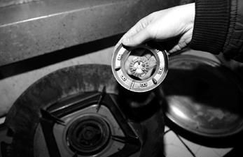 煤气罐有气,煤气灶打不着火怎么回事