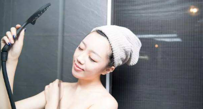 科学洗澡的顺序,洗澡应该先洗哪里图3