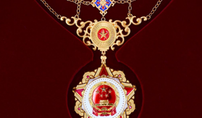 共和国勋章是纯金打造的,袁隆平功勋章是什么材料做的