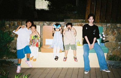 ​欧阳娜娜与马立奥梦幻联动 草地玩耍打闹童趣满满